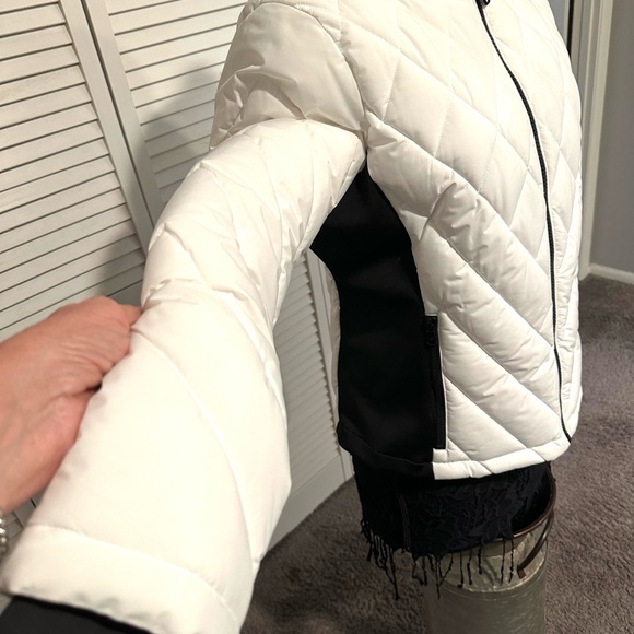 Giftable!!! Never worn Calvin Klein Woman’s Hooded Packable Puffer Coat, - Picture 4 of 9